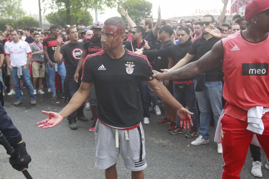 Adeptos envolveram-se em confrontos com a polícia. Um apoiante das águias foi agredido