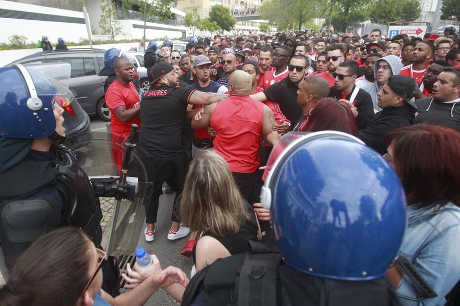 Adeptos envolveram-se em confrontos com a polícia. Um apoiante das águias foi agredido