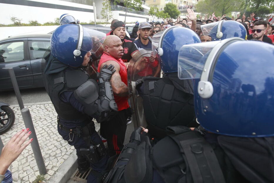 Adeptos envolveram-se em confrontos com a polícia. Um apoiante das águias foi agredido