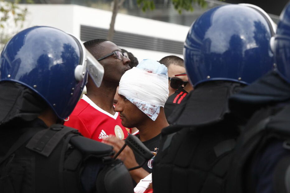 Adeptos envolveram-se em confrontos com a polícia. Um apoiante das águias foi agredido