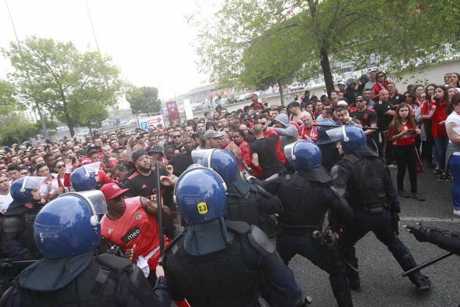 Adeptos envolveram-se em confrontos com a polícia. Um apoiante das águias foi agredido