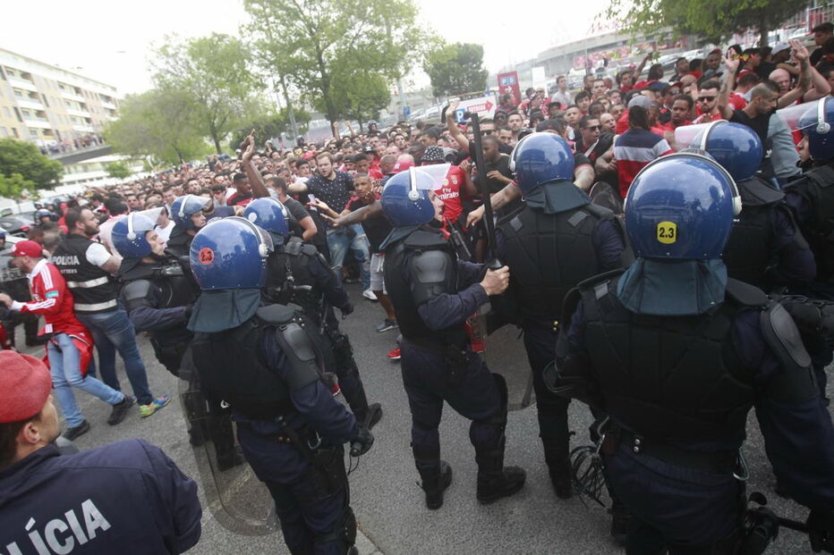 Adeptos envolveram-se em confrontos com a polícia. Um apoiante das águias foi agredido