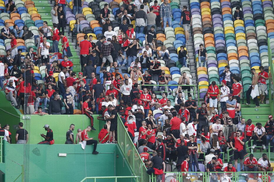 Adeptos do Benfica chegam a Alvalade