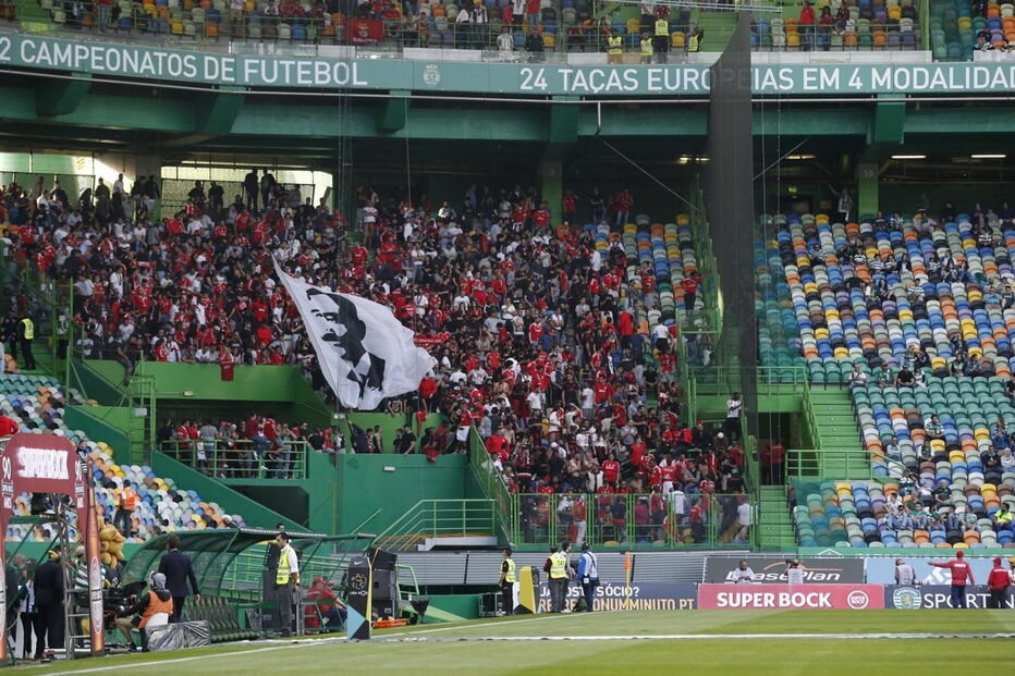 Adeptos do Benfica chegam a Alvalade