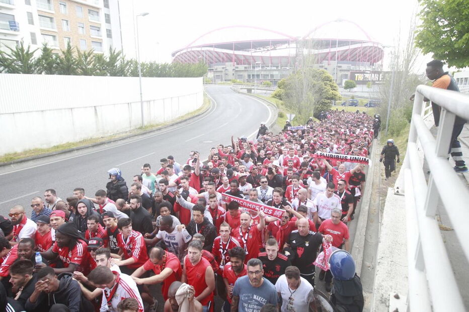Adeptos do Benfica saem da Luz