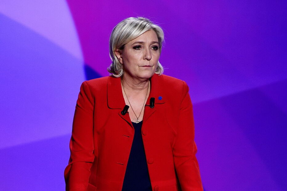 Marine Le Pen promete travar imigração e expulsar suspeitos de terrorismo 