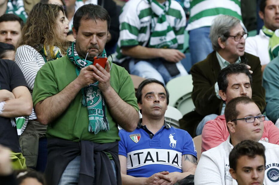 Um adepto com a camisola do clube italiano Fiorentina, na bancada, entre os adeptos do Sporting