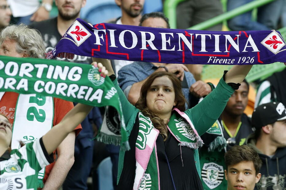 Uma adepta com o cachecol do clube italiano Fiorentina, na bancada, entre os adeptos do Sporting