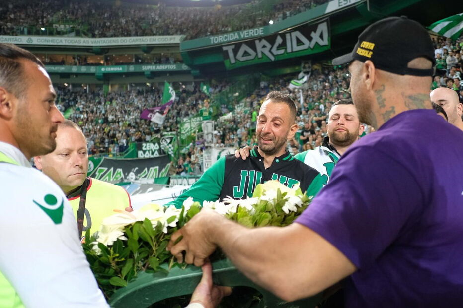 Sporting ofereceu uma coroa de flores a adeptos italianos presentes no intervalo do jogo