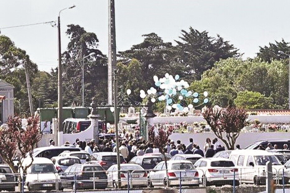 Funeral no cemitério de Rio de Mouro contou com a presença de dezenas de familiares e amigos
