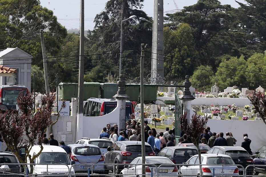 Funeral no cemitério de Rio de Mouro contou com a presença de dezenas de familiares e amigos
