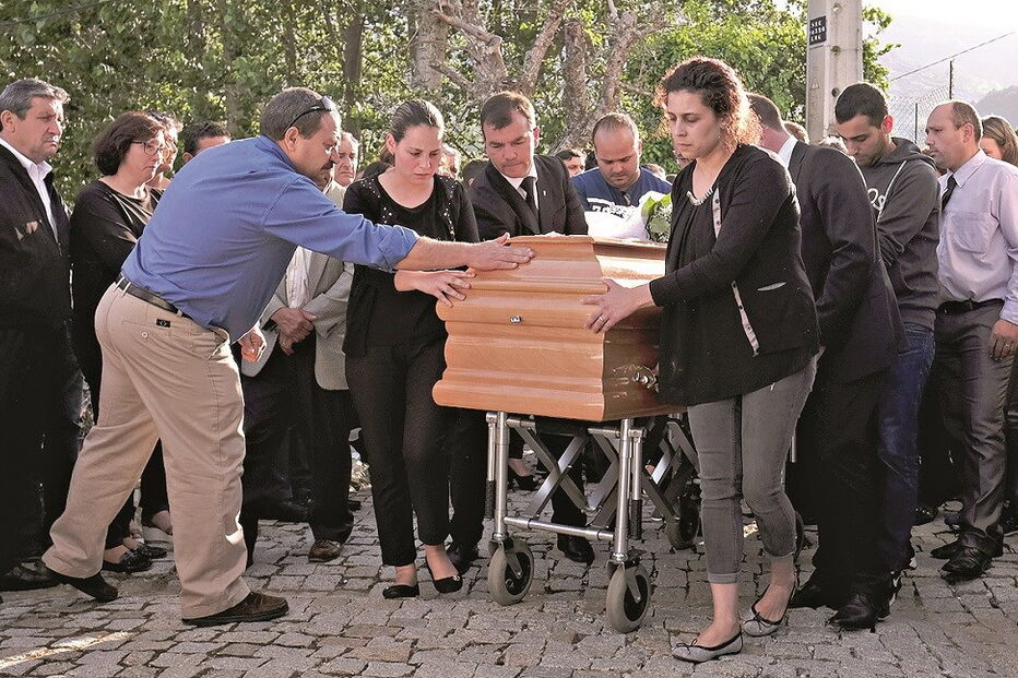 Vera e Mónica, filhas de Egas Sequeira, acompanharam a urna do pai no caminho para a última morada    