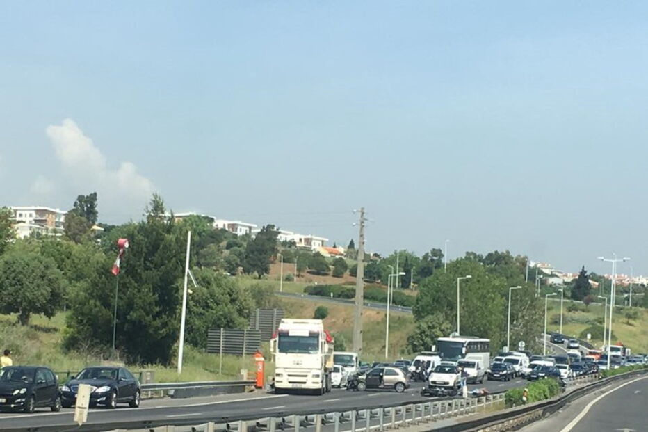 Colisão entre motociclo e ligeiro faz um morto