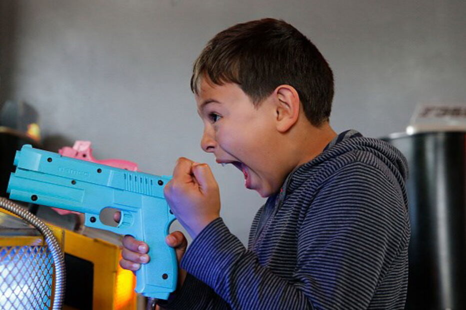 pais, criança, menor, videojogos, engano, carta, professor, EUA