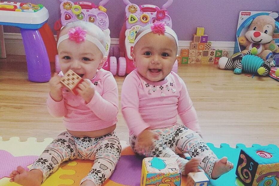Kalani e Jarani Dean, as gémeas que nasceram com cores de pele diferentes, celebram esta quarta-feira, o primeiro aniversário