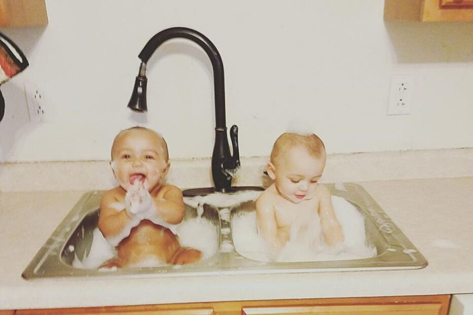 Kalani e Jarani Dean, as gémeas que nasceram com cores de pele diferentes, celebram esta quarta-feira, o primeiro aniversário