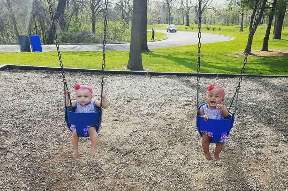 Kalani e Jarani Dean, as gémeas que nasceram com cores de pele diferentes, celebram esta quarta-feira, o primeiro aniversário