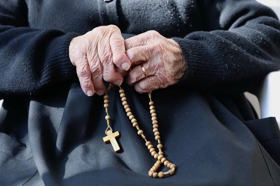 Maria do Anjos, sobrinha da vidente Lúcia, sentada à porta de casa, em frente àquela que foi a casa dos pais de Lúcia, em Aljustrel