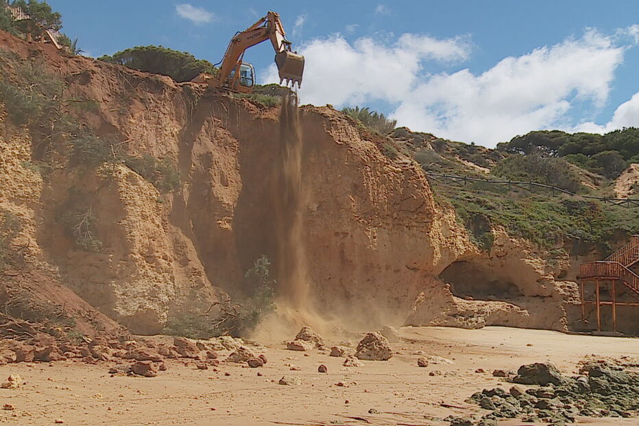 Algarve, Albufeira, praia Maria Luísa, rochas, perigo, remoção