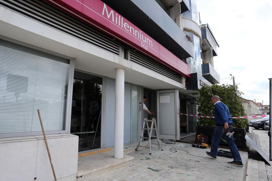 Caixa multibanco ficou danificada 