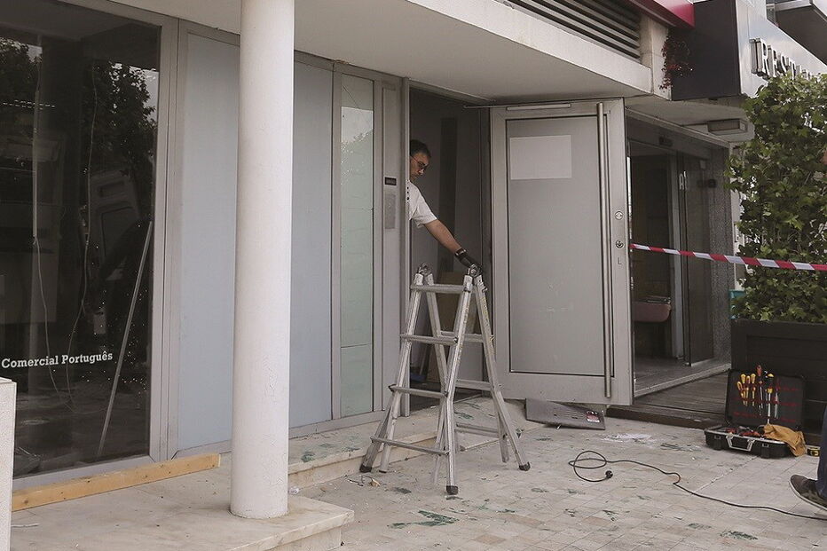 Caixa multibanco ficou danificada 