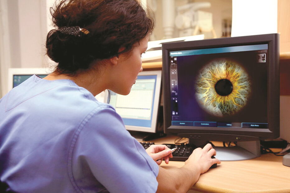 Ao estudar a íris do indivíduo, o especialista pode detetar predisposição genética para determinadas doenças    