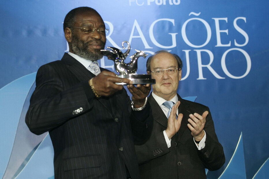 Mariza, António Ferreira, Falsificaram, Angola, Kundi Paihama, Sol, Henrique Doroteia, Rui Machado, José Eduardo dos Santos, MPLA, Pinto da Costa