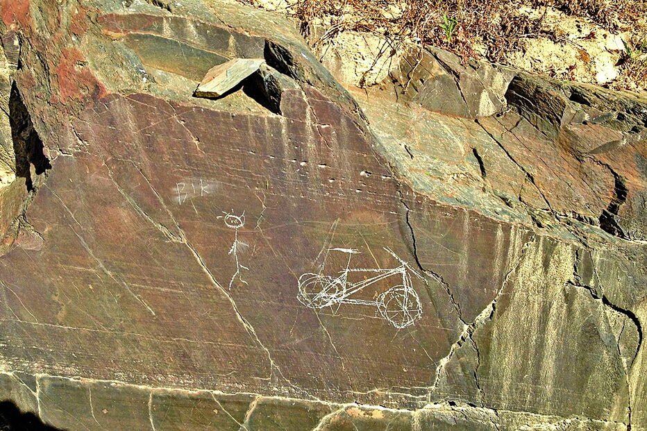Desenhos realizados na rocha com gravuras com 15 mil anos