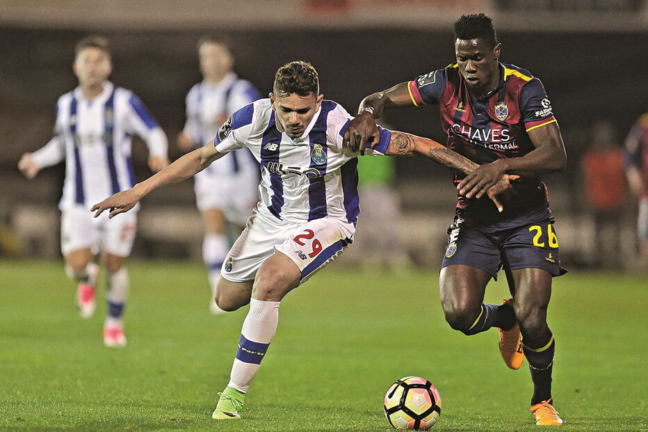 Soares (à esquerda) tenta libertar-se da marcação de Carlos Ponck. O avançado portista foi decisivo     