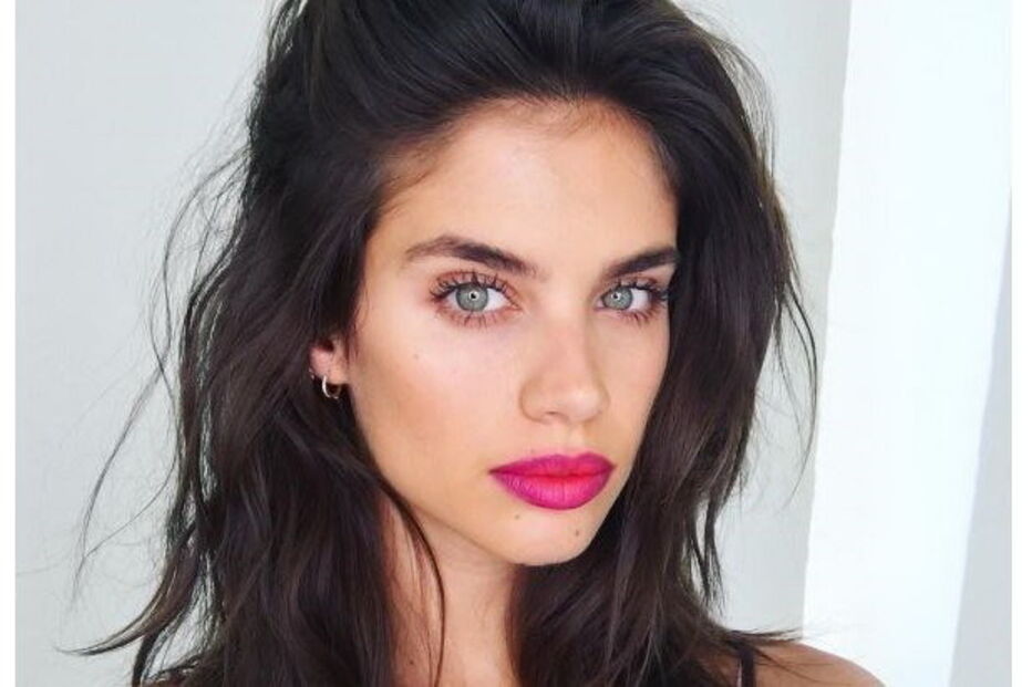 Sara Sampaio brilha na Vogue