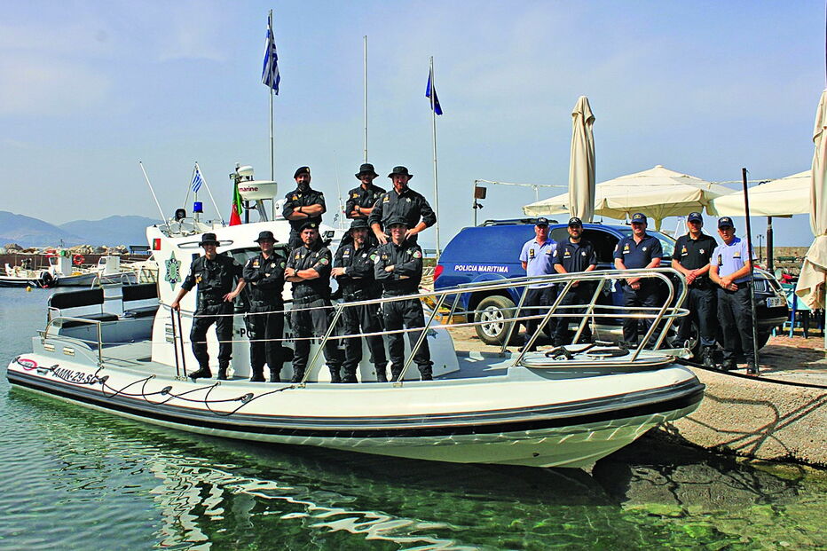 Os elementos do primeiro contingente, ontem, em Lesbos, junto à embarcação e à carrinha com radar que vão usar