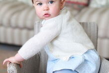 Princesa Carlota está cada vez mais parecida com Isabel II