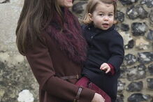 Princesa Carlota está cada vez mais parecida com Isabel II