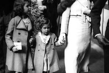 Princesa Carlota está cada vez mais parecida com Isabel II