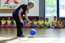 Saltar obstáculos, driblar uma bola e saltar à corda são alguns dos exercícios