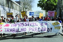 Governo conta integrar perto de 50 mil funcionários públicos em situação precária numa primeira fase       