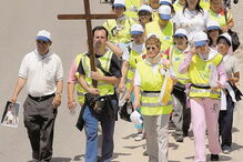 De norte a sul do País há milhares de peregrinos a caminho de Fátima para assistirem às cerimónias  