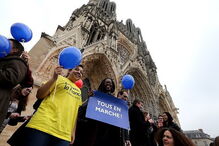 Le Pen vaiada por grupo de jovens na Catedral de Reims
