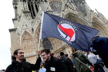 Le Pen vaiada por grupo de jovens na Catedral de Reims