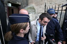 Le Pen vaiada por grupo de jovens na Catedral de Reims