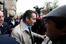 Le Pen vaiada por grupo de jovens na Catedral de Reims