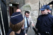 Le Pen vaiada por grupo de jovens na Catedral de Reims