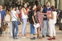 Novos estudantes no momento das inscrições na Faculdade de Letras da Universidade de Lisboa