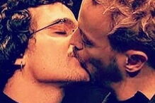 Guilherme Weber partilhou fotografia onde aparece a beijar Wagner Moura.