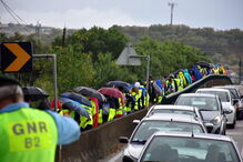 Milhares de peregrinos estão a caminho do Santuário de Fátima, onde vai estar o Papa Francisco
