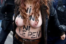 Femen voltaram a protestar despidas no local de voto de Le Pen