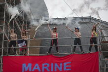 Femen voltaram a protestar despidas no local de voto de Le Pen