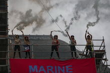 Femen voltaram a protestar despidas no local de voto de Le Pen