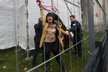 Femen voltaram a protestar despidas no local de voto de Le Pen