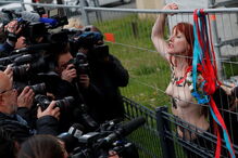 Femen voltaram a protestar despidas no local de voto de Le Pen